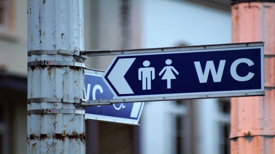 A sign to a public toilet.