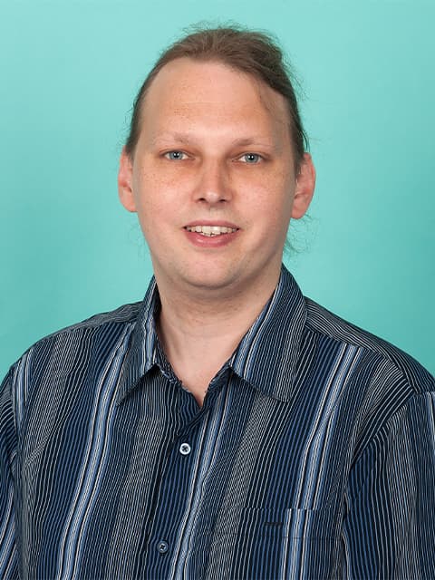 headshot of thomas