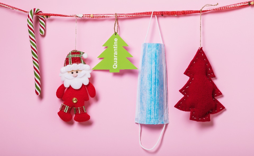 Christmas garland with COVID 19 mask on it and a Christmas tree saying 'quarentine' 