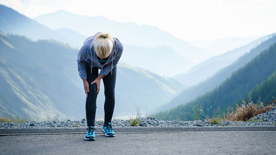 photo of a woman with knee discomfort during exercise