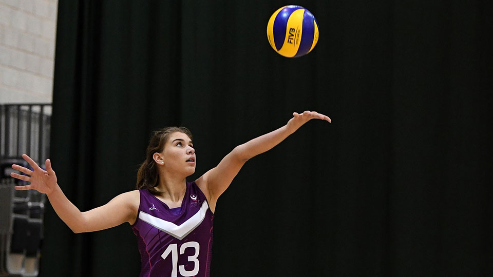 Steffi Lukic, student playing netball