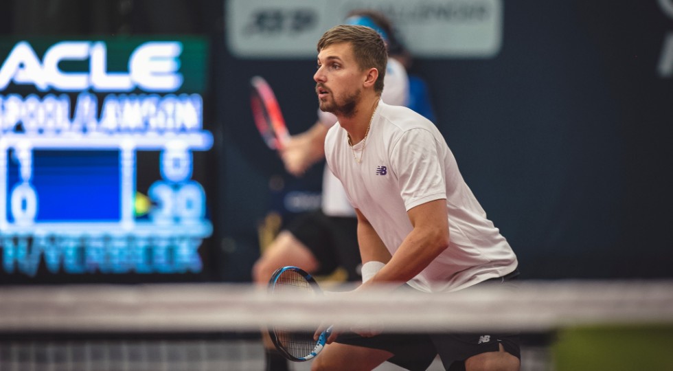 Lloyd Glasspool playing tennis 