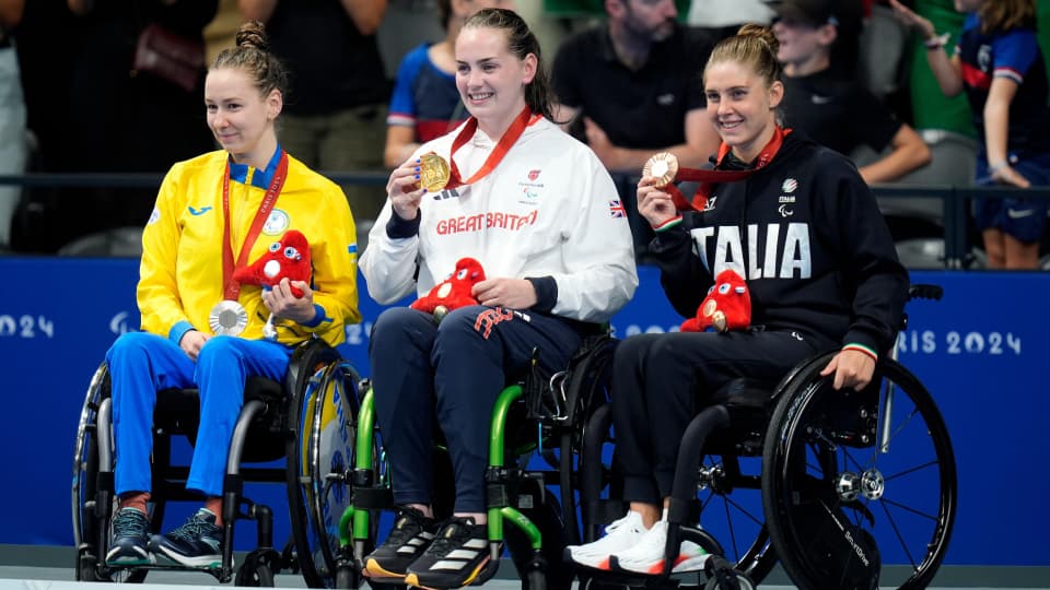 Great Britain's Tully Kearney (centre) on the podium with the gold medal after winning the Women's 200m Freestyle - S5 Final,